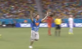 [VIDEO] Superman lao vào sân 'đại náo' World Cup