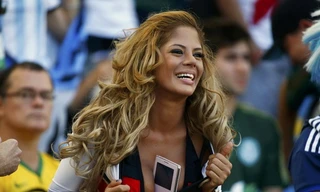 Bóng hồng kẹp điện thoại vào ngực khủng cổ vũ Đức