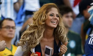 Bóng hồng kẹp điện thoại vào ngực khủng cổ vũ Đức