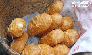 Làm sao quên được mỗi lần người bán mở cái miếng bao bố ra, hương thơm bánh mì kích thích sự thèm ăn, kích thích cảm giác yêu quí đời sống đô thị yên bình... - Ảnh: Giang Vũ