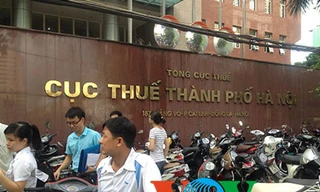 Ngay từ sáng sớm số lượng người đến nộp hồ sơ thi tuyển tại Tổng cục Thuế đã rất đông.