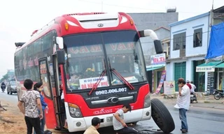 Nhà xe thay bánh phải phía trước bị cháy và khắc phục sự cố để tiếp tục hành trình.