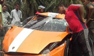 Va chạm với taxi, siêu xe Lamborghini Gallardo thành sắt vụn