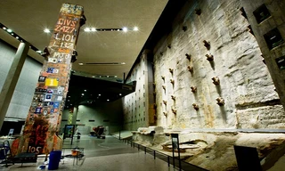 Một dầm thép còn sót lại của tòa Tháp đôi được trưng bày trong Bảo tàng 11/9 (Ảnh: Jin Lee)