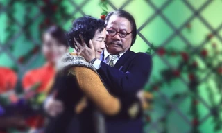 Hình ảnh NSUT Bùi Cường ôm chặt lấy bạn diễnNSUT Đức Lưu khiến không ít người rưng rưng xúc động.