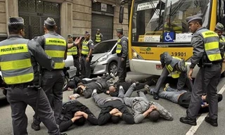 Cảnh sát Brazil trấn áp hooligan.