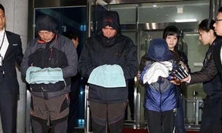 Thuyền trưởng Lee Joon-seok (giữa) và hai thành viên thủy thủ đoàn bị bắt.