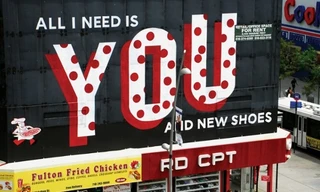 "Tất cả những gì em cần là anh. Và cả giầy mới nữa." - tranh tường của Stephen ở Philadelphia (Ảnh: Matthew Kuborn)