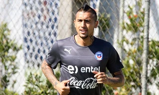 Đến M.U, Vidal sẽ nhận lương ngang Van Persie