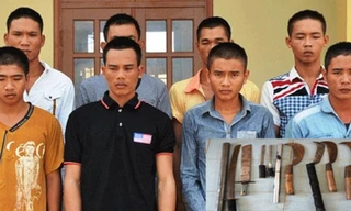 Nhóm côn đồ và hung khí bị thu giữ.