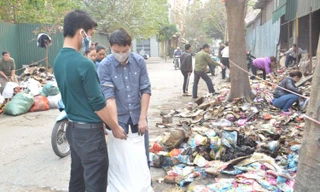 Sau đám cháy, chủ kho hàng đi nhặt từng gói bột canh