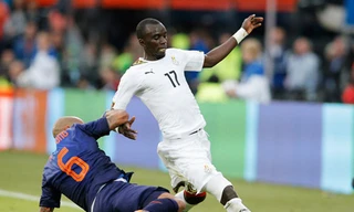 Mohammed Rabiu (Ghana, phải) trong trận gặp Hà Lan.