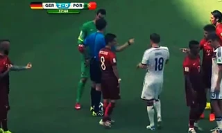 Phản cảm hình ảnh Raul Meireles giơ 'ngón tay thối' với trọng tài