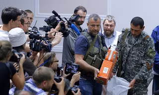 Phiến quân Ukraine giao 2 hộp đen MH17 cho Malaysia