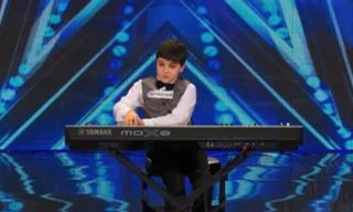 Bé 9 tuổi đánh đàn piano khiến giám khảo hét toáng, kêu trời