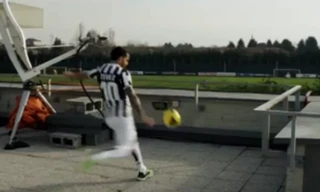 Cú sút ngoạn mục Carlos Tevez từ trên nóc nhà