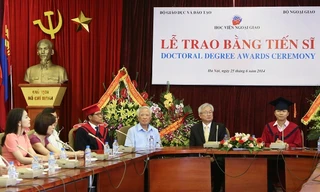 Nguyên Phó Thủ tướng Vũ Khoan (áo trắng) và Đại sứ Hàn Quốc tại Việt Nam Jun Dae Joo (bìa phải) chúc mừng ngài Công sứ kiêm Tổng lãnh sự Park Noh Wan (bìa trái).