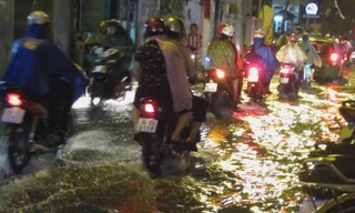 Hà Nội mưa ngập phố, xe cộ bì bõm lội nước