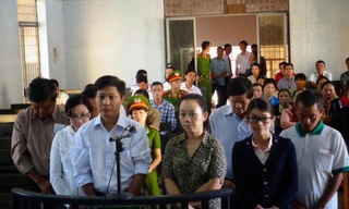 Bị cáo Nguyễn Thị Hoa (áo hoa) cùng 7 đồng phạm.