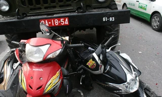 Chiếc xe biển đỏ mất lái đâm liên tiếp vào 4 chiếc xe máy.