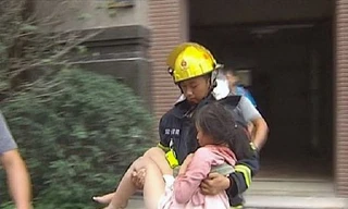 Giải cứu bé gái rơi vào ống khói tòa nhà 33 tầng