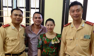 Anh Dung vui mừng nhận lại chiếc xe SH bị mất của minh.