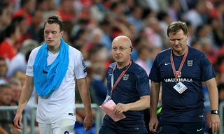 Phil Jones bị chấn thương, M.U lo sốt vó.