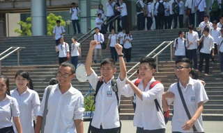 Các thí sinh hứng khởi khi hoàn thành môn thi đầu tiên.