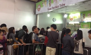 Cảnh tượng xếp hàng mua kem Tràng Tiền ngày mùng 4 Tết.