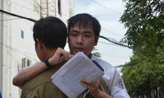 Bách được bố bế từ phòng thi về kí túc xá.