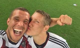 Ảnh 'tự sướng' của Schweinsteiger và Podolski. 