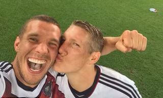 Ảnh 'tự sướng' của Schweinsteiger và Podolski. 