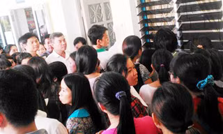 Phụ huynh chờ nhận đơn ngoài phòng Hiệu trưởng.
