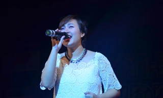 Ca sĩ Khánh Linh.