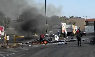 10 video ‘hot’: Máy bay rơi ngay siêu thị, lửa cháy ngùn ngụt