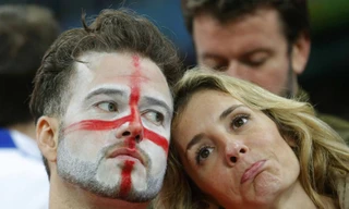 Cổ động viên Anh tuyệt vọng khi “sư tử” gục ngã