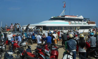 Tàu cao tốc chở khách ra đảo Lý sơn dịp lễ 30/4.