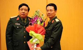  Đại tướng Phùng Quang Thanh, Bộ trưởng Bộ Quốc phòng trao quyết định bổ nhiệm Tổng giám đốc Viettel cho Thiếu tướng Nguyễn Mạnh Hùng.