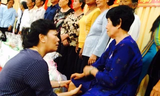 Bà Mai Thị Hạnh- Phu nhân Chủ tịch nước Trương Tấn Sang thăm hỏi những cựu tù ở tỉnh Sóc Trăng.