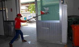 Một đối tượng đang đập phá tài sản trong vụ gây rồi tại Bình Dương.