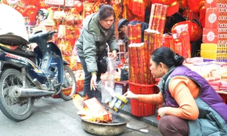 Phố cổ đỏ lửa ngày tiễn ông Táo về trời