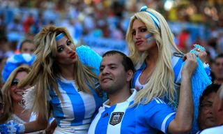 [ẢNH]: Đọ nhan sắc, CĐV Argentina có thua người Đức?