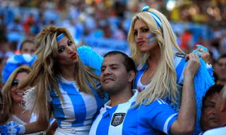 [ẢNH]: Đọ nhan sắc, CĐV Argentina có thua người Đức?