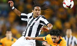 Jonathan McDonald (trái, Costa Rica) trong trận đấu với Australia.