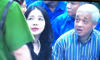 Giây phút gần gũi hiếm hoi của vợ chồng bầu Kiên tại tòa. Ảnh: Bảo Thắng