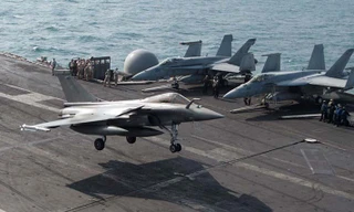 Cận cảnh siêu tiêm kích Rafale cất cánh trên tàu sân bay