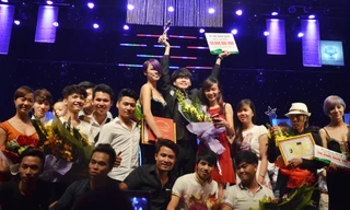 Thí sinh Hoàng Bách giành chiến thắng trong cuộc thi "Ngôi sao ngành tóc Việt Nam 2014".