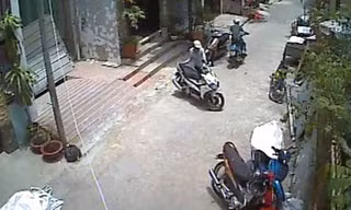 Cận cảnh 2 thanh niên bẻ khóa trộm xe máy