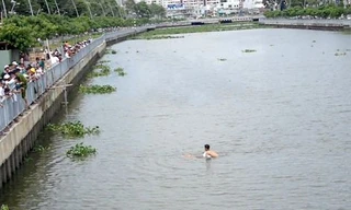 Phát hiện sự việc 2 thanh niên dũng cảm lao ra để đưa thi thể nạn nhân vào bờ.