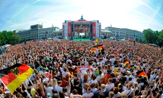 Biển người chào đón tuyển Đức 'vinh quy bái tổ'